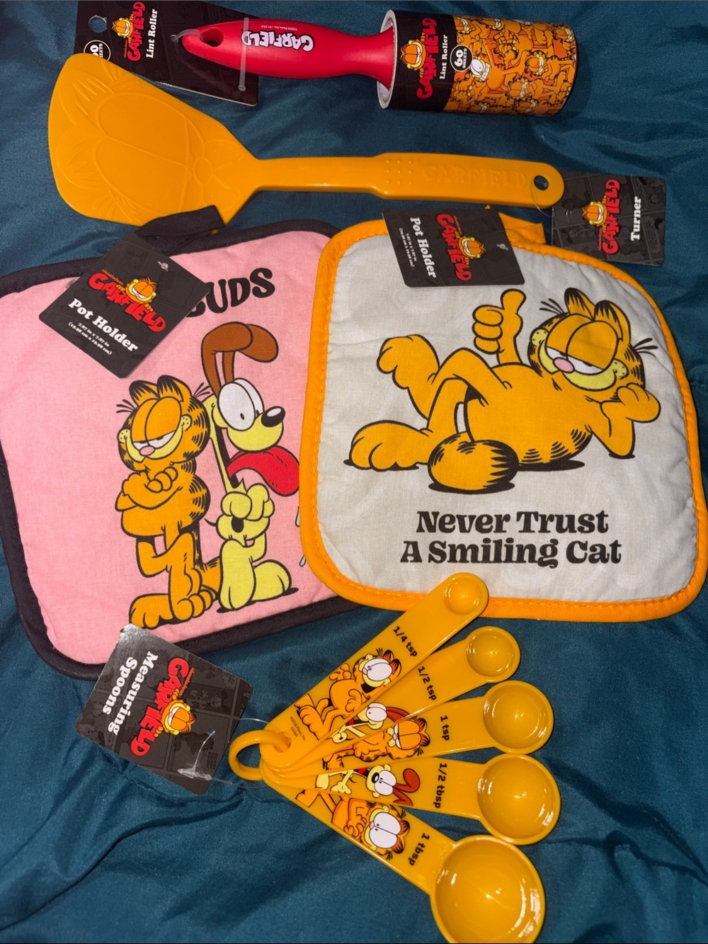 Garfield Kitchen Set – 2 potholders, measuring spoons, spatulas, & lint roller